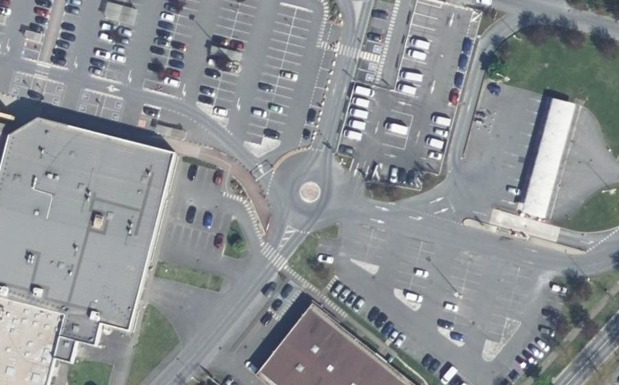 Vue aérienne du Rond-point anonyme n°1335062598