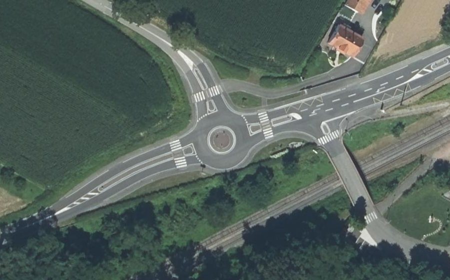 Vue aérienne du Rond-point anonyme n°133519589