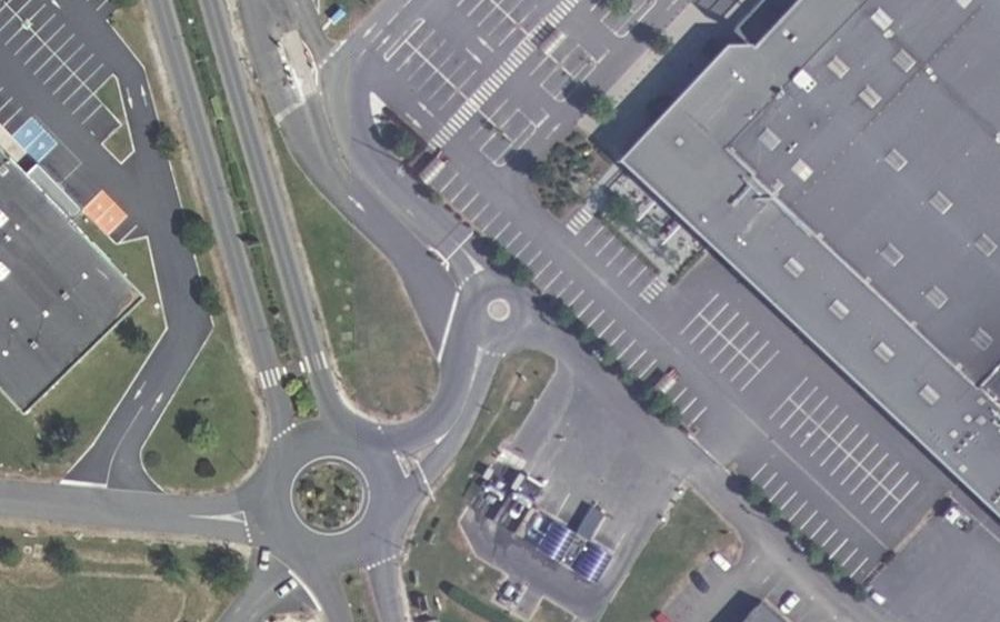 Vue aérienne du Rond-point anonyme n°133528930