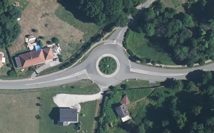 Vue aérienne du Rond-point anonyme n°133531174