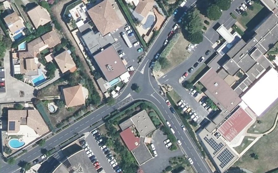 Vue aérienne du Rond-point anonyme n°133606204