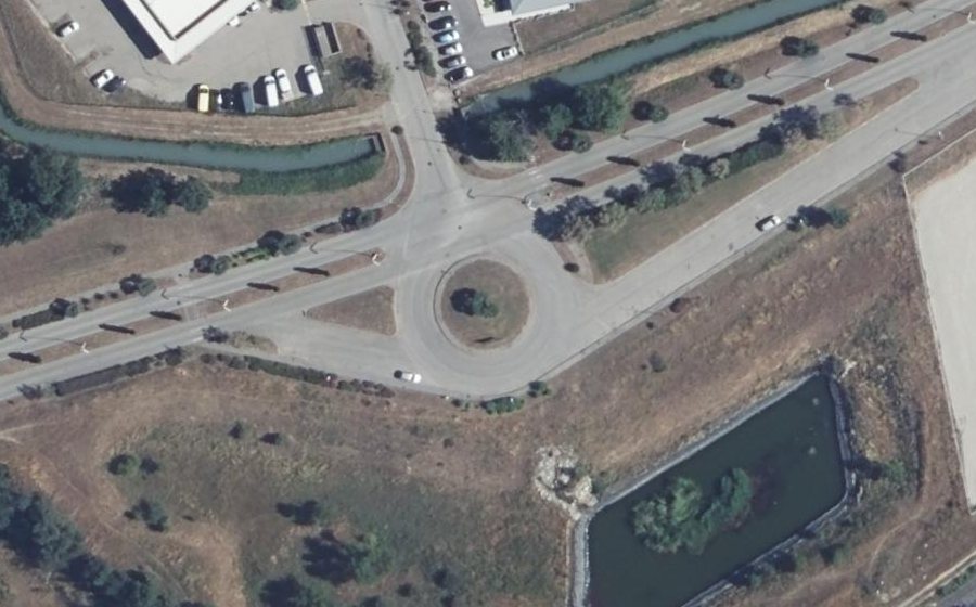 Vue aérienne du Rond-point anonyme n°133625920