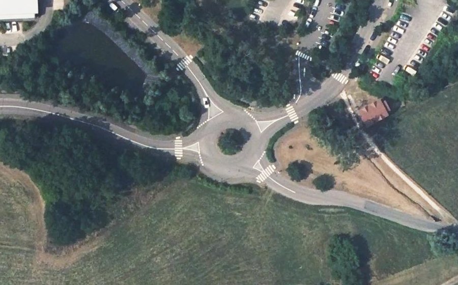 Vue aérienne du Rond-point anonyme n°133626251