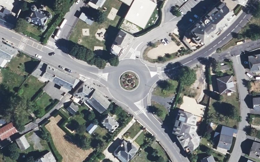 Vue aérienne du Rond-point anonyme n°133645125