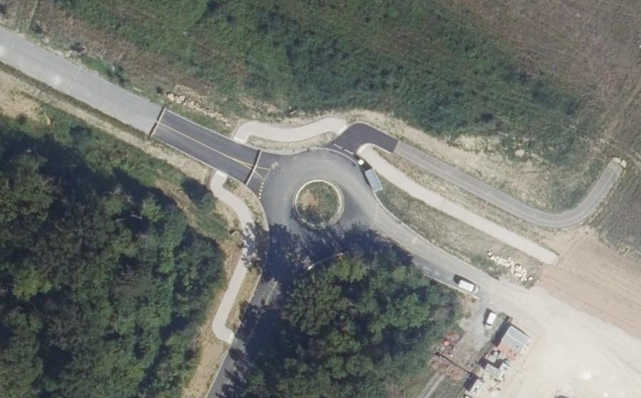 Vue aérienne du Rond-point anonyme n°1336512793