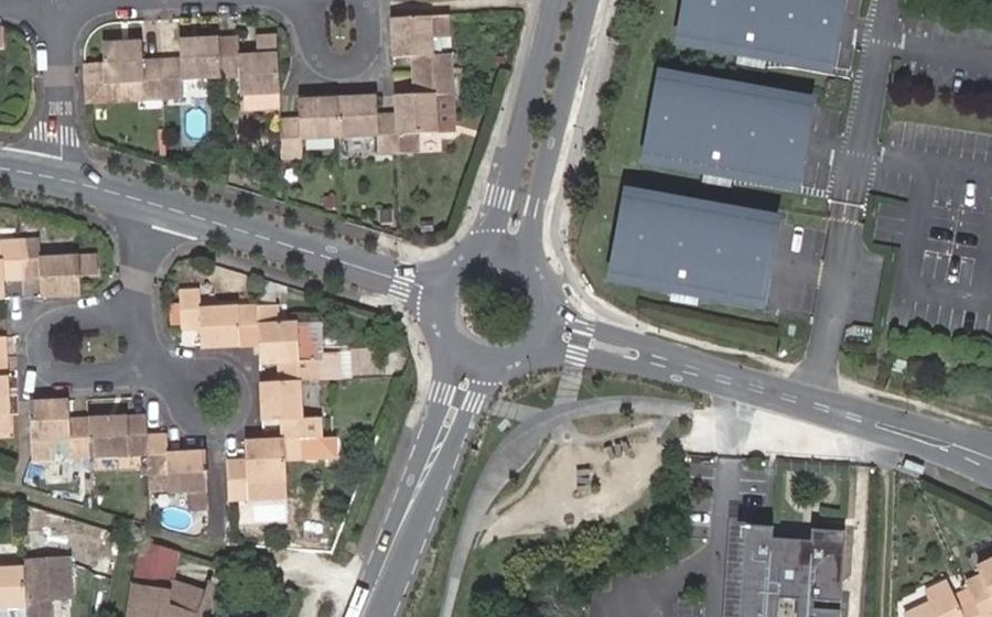 Vue aérienne du Rond-point anonyme n°133654177