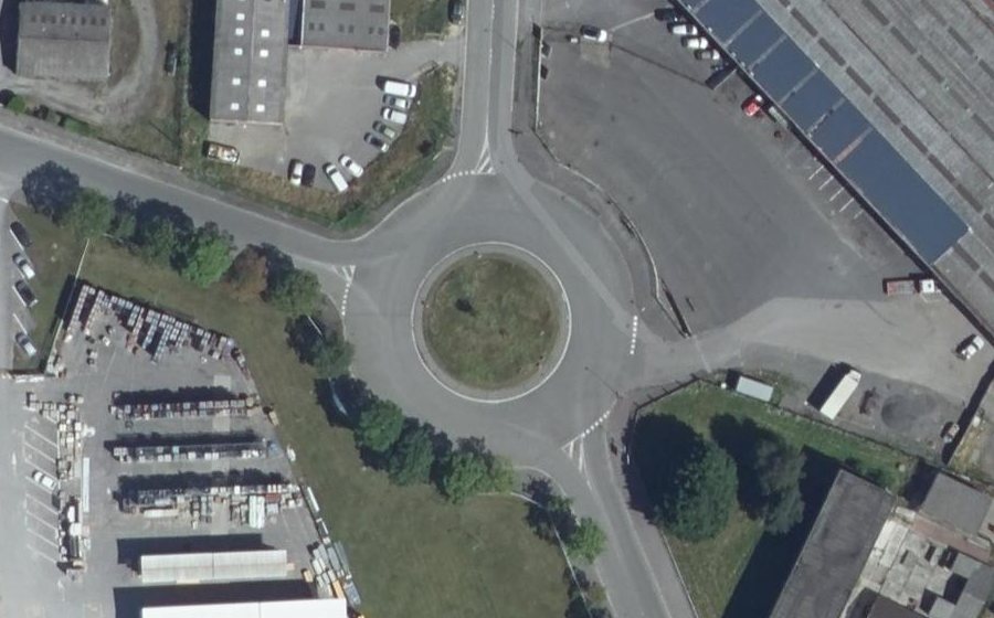Vue aérienne du Rond-point anonyme n°133671291