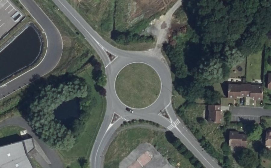 Vue aérienne du Rond-point anonyme n°133671297