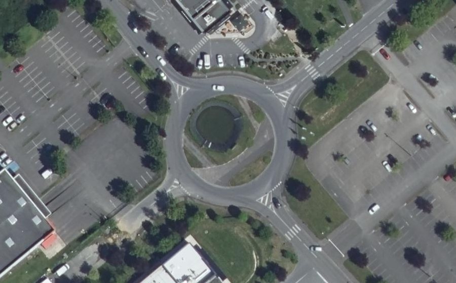 Vue aérienne du Rond-point anonyme n°133671316
