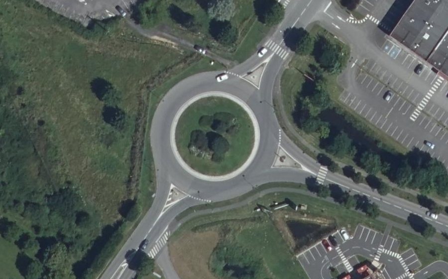 Vue aérienne du Rond-point anonyme n°133673708