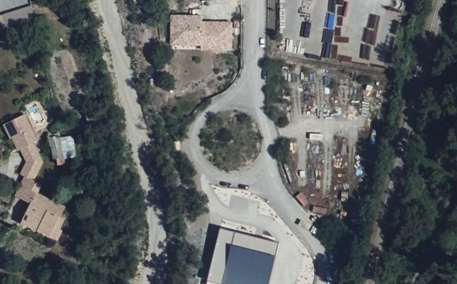 Vue aérienne du Rond-point anonyme n°133674450