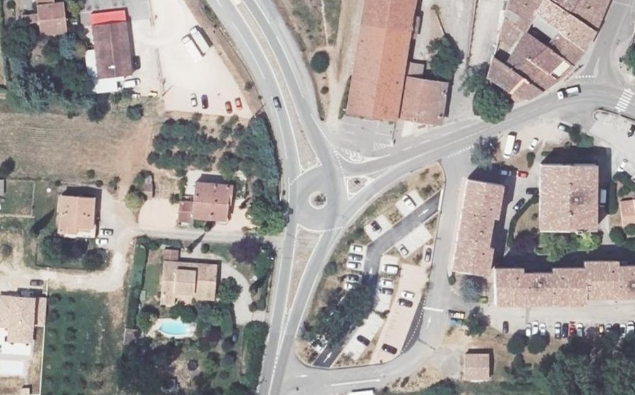 Vue aérienne du Rond-point anonyme n°133683865