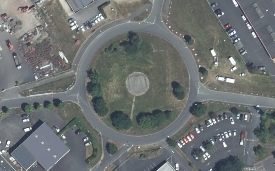 Vue aérienne du Rond-point anonyme n°133730422