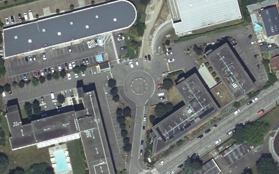 Vue aérienne du Rond-point anonyme n°133736339