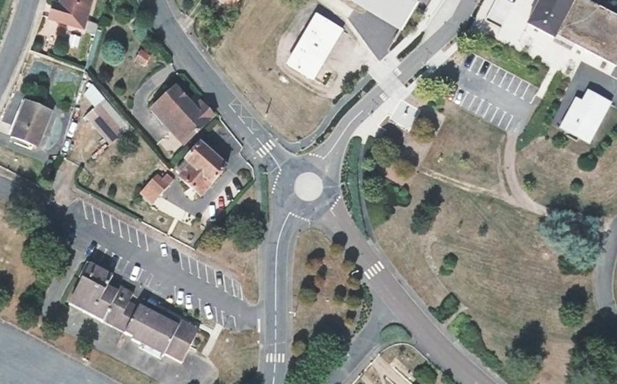 Vue aérienne du Rond-point anonyme n°133745038