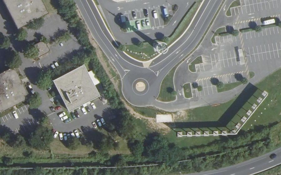 Vue aérienne du Rond-point anonyme n°1337679395