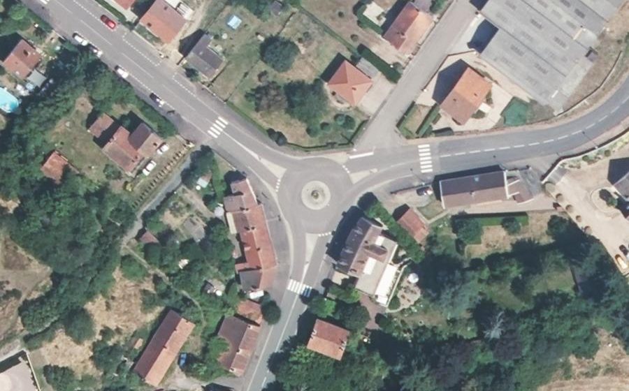 Vue aérienne du Rond-point anonyme n°133769154