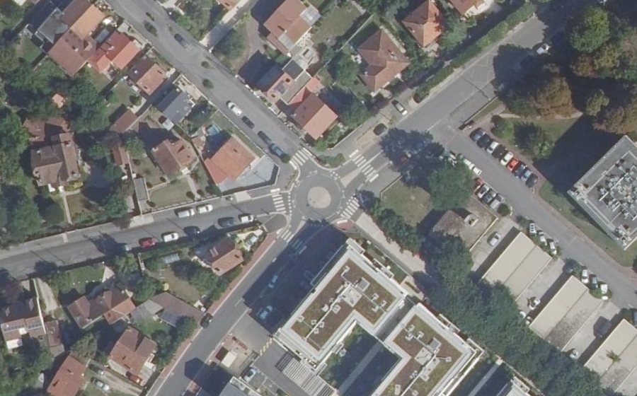 Vue aérienne du Rond-point anonyme n°1337774622