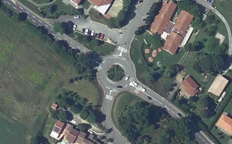 Vue aérienne du Rond-point anonyme n°133852041