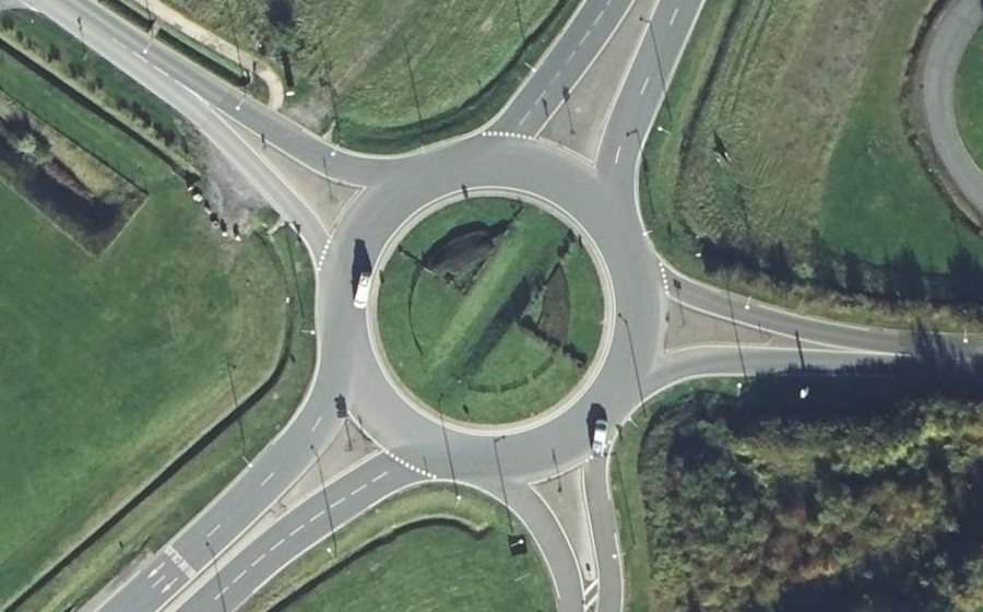 Vue aérienne du Rond-point anonyme n°133858027