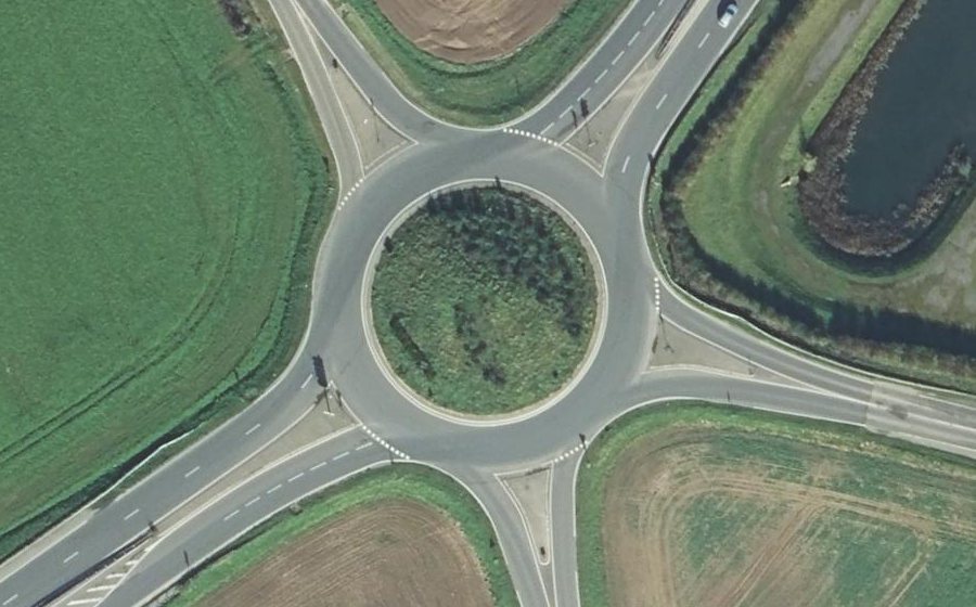 Vue aérienne du Rond-point anonyme n°133858028