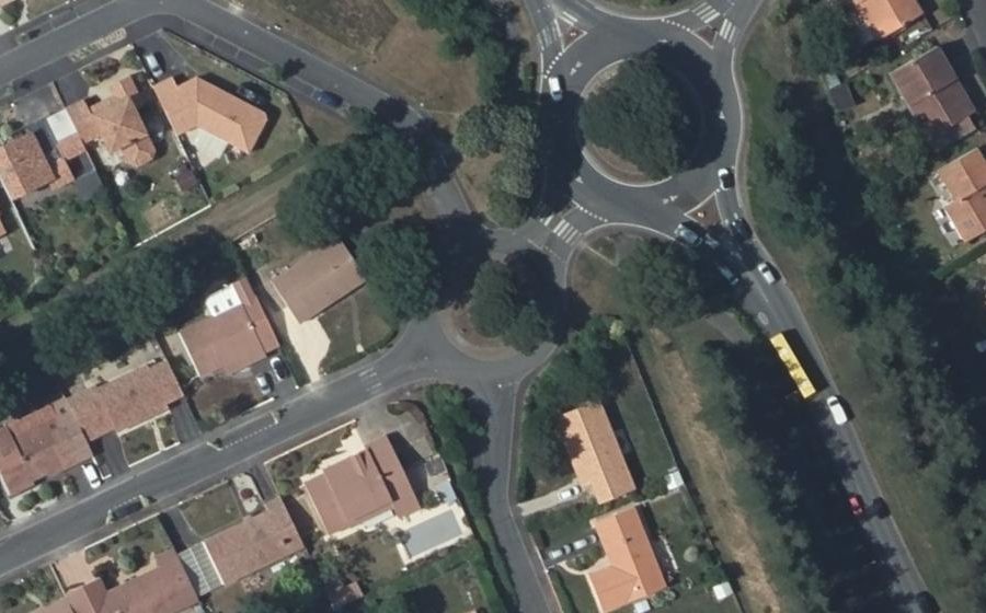 Vue aérienne du Rond-point anonyme n°133862459