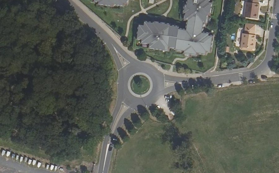 Vue aérienne du Rond-point anonyme n°133867052