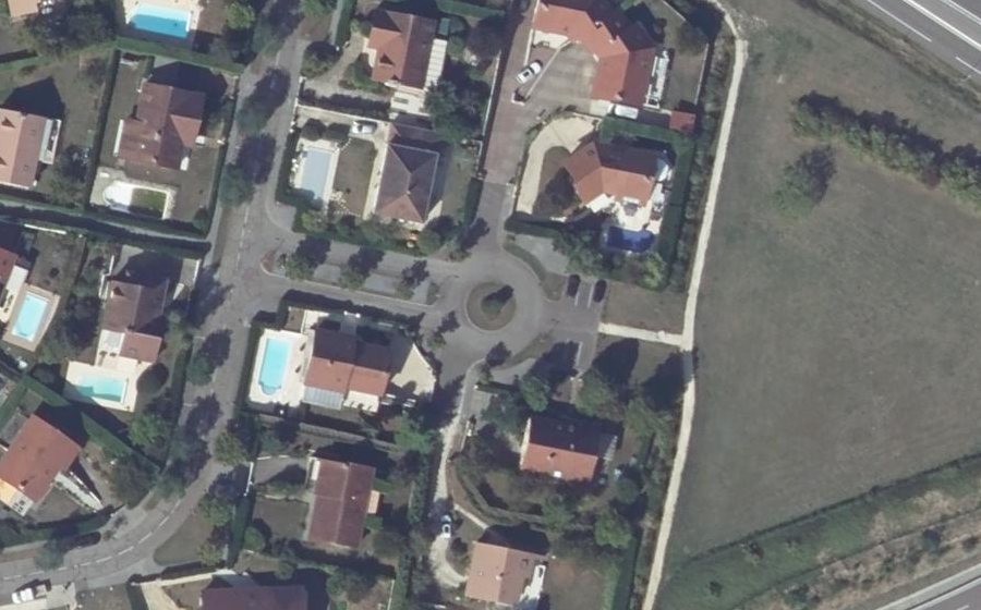 Vue aérienne du Rond-point anonyme n°133869389