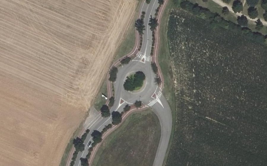Vue aérienne du Rond-point anonyme n°133880806