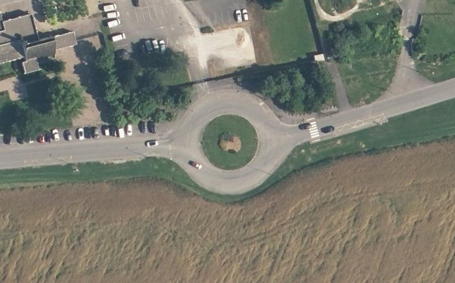 Vue aérienne du Rond-point anonyme n°133893740