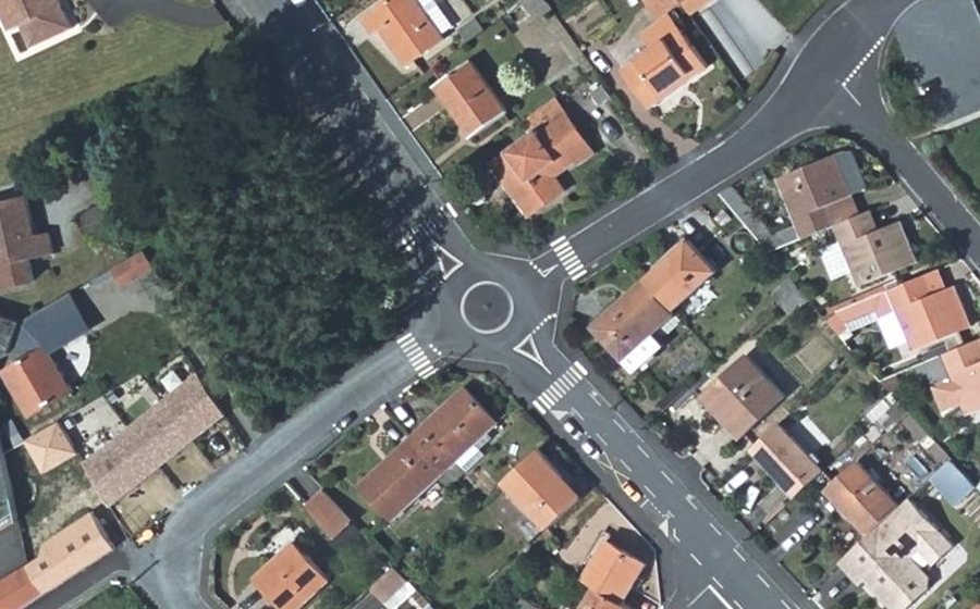 Vue aérienne du Rond-point anonyme n°133901395