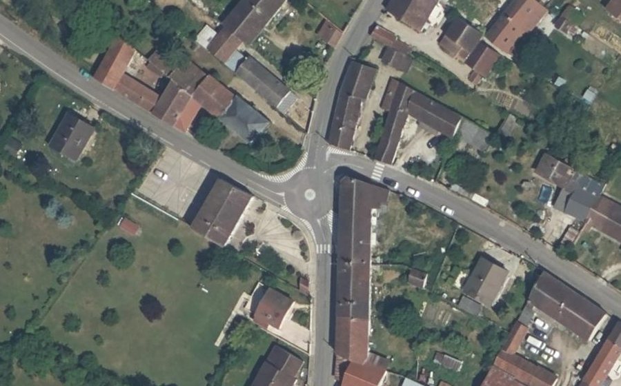 Vue aérienne du Rond-point anonyme n°1339464486