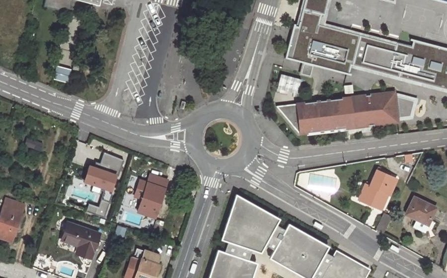 Vue aérienne du Rond-point anonyme n°133955032