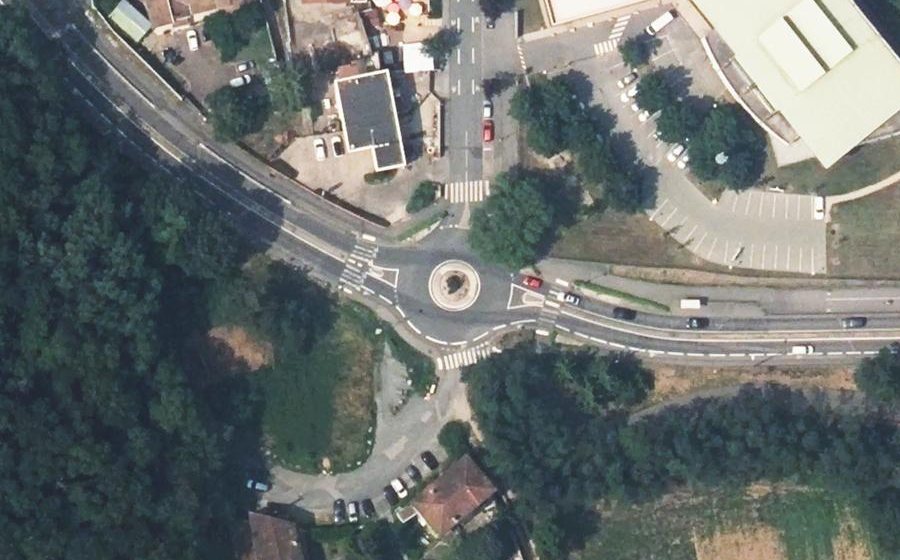 Vue aérienne du Rond-point anonyme n°133976655