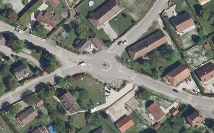 Vue aérienne du Rond-point anonyme n°134069405