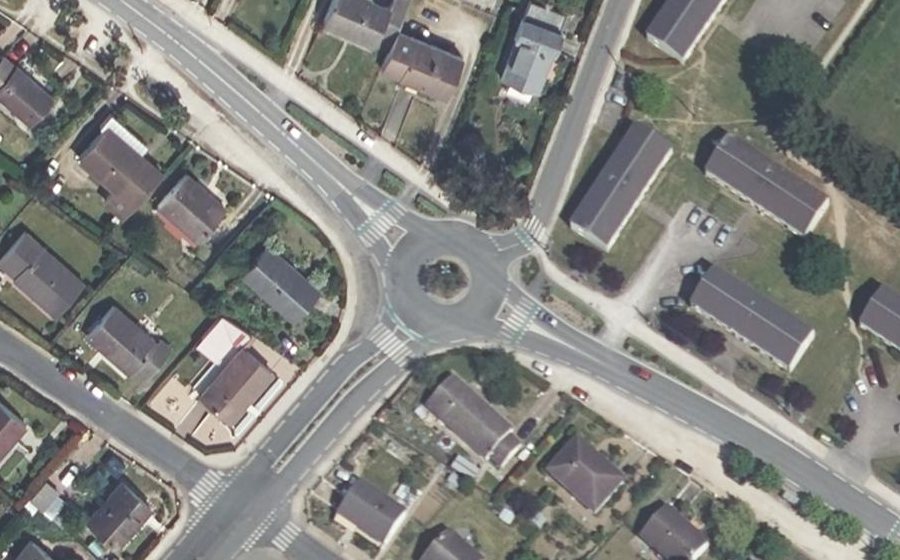 Vue aérienne du Rond-point anonyme n°134110175