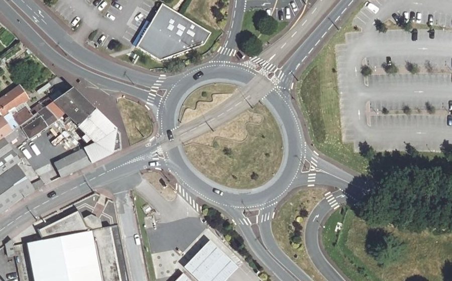 Vue aérienne du Rond-point anonyme n°134128192
