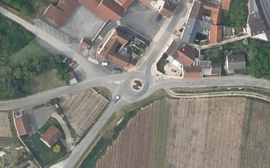 Vue aérienne du Rond-point anonyme n°134135892