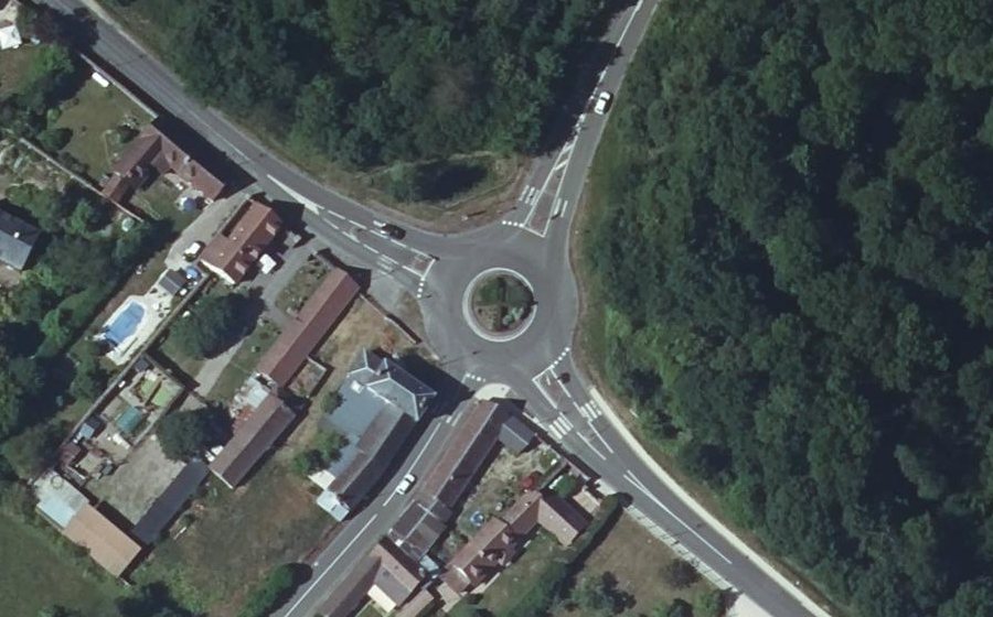 Vue aérienne du Rond-point anonyme n°134140780