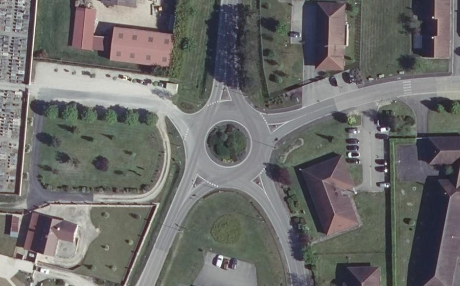 Vue aérienne du Rond-point anonyme n°134147582