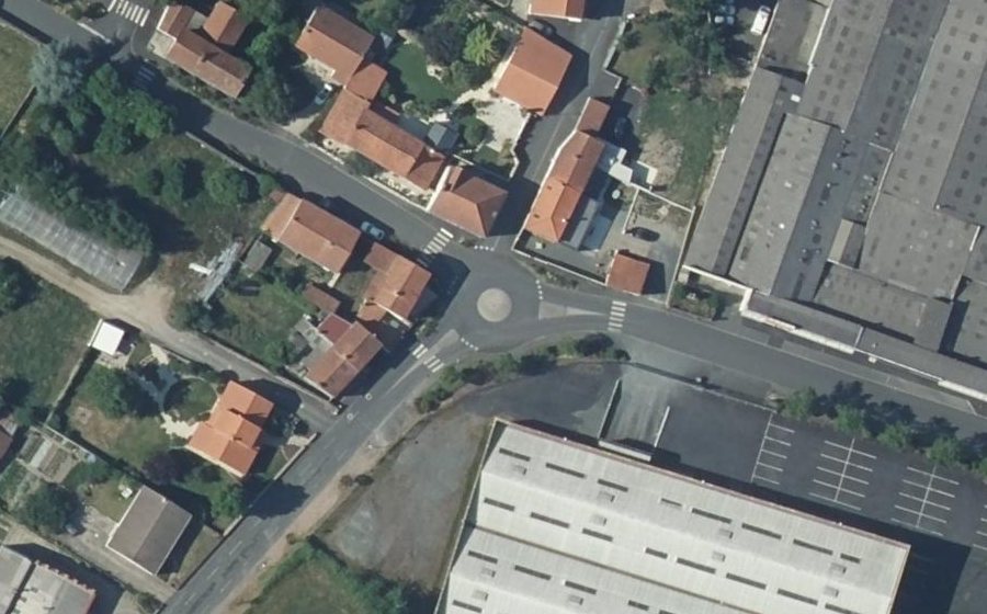 Vue aérienne du Rond-point anonyme n°134158636