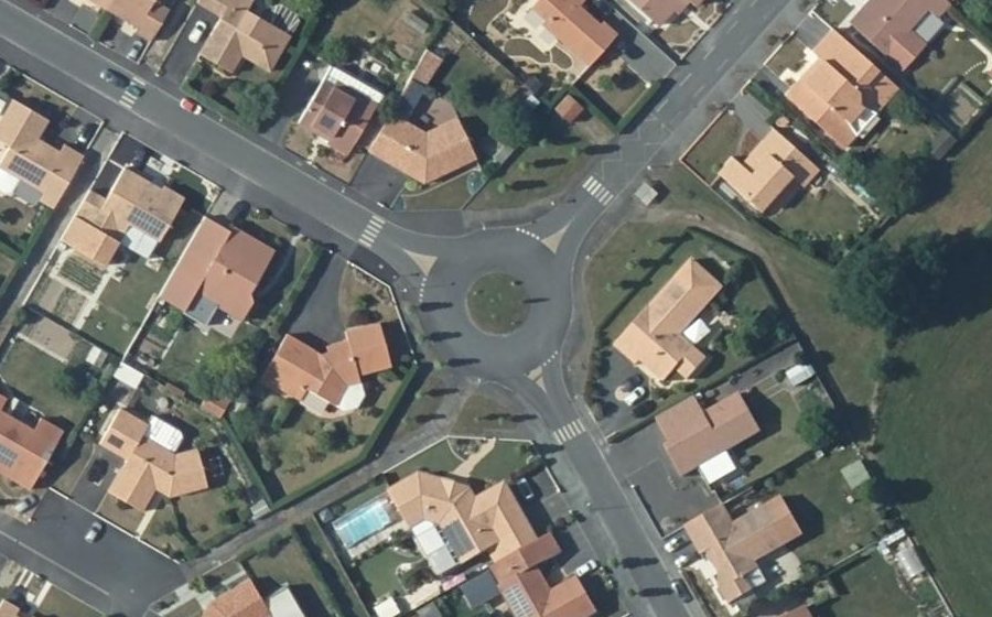 Vue aérienne du Rond-point anonyme n°134158649