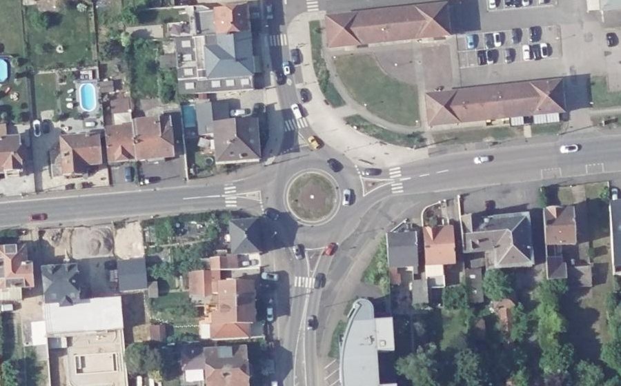 Vue aérienne du Rond-point anonyme n°134193024