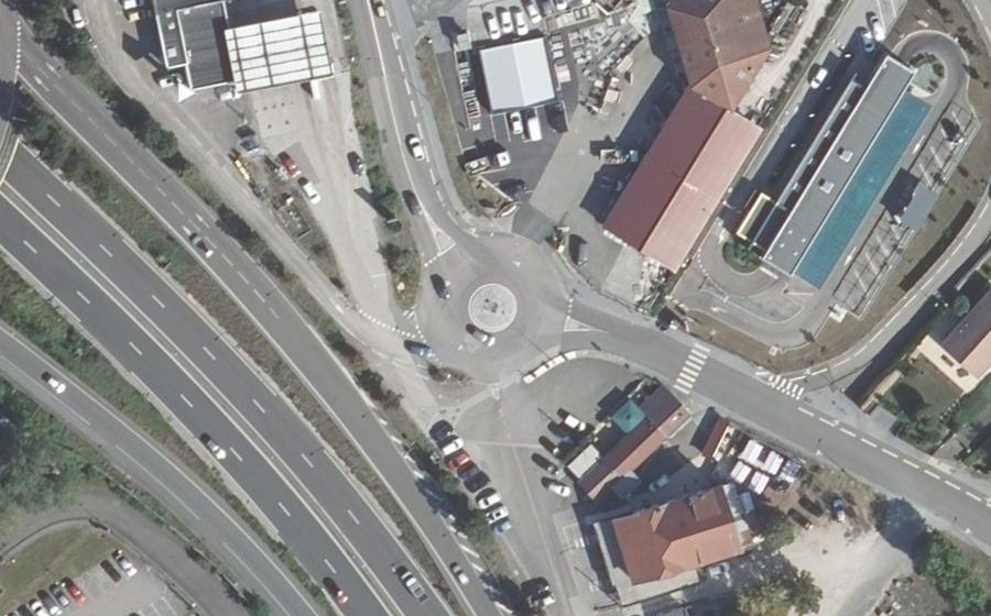 Vue aérienne du Rond-point anonyme n°134199366