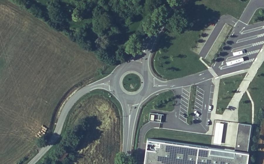 Vue aérienne du Rond-point anonyme n°1342055964