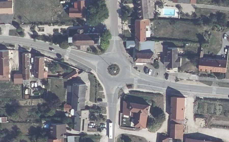 Vue aérienne du Rond-point anonyme n°134205738