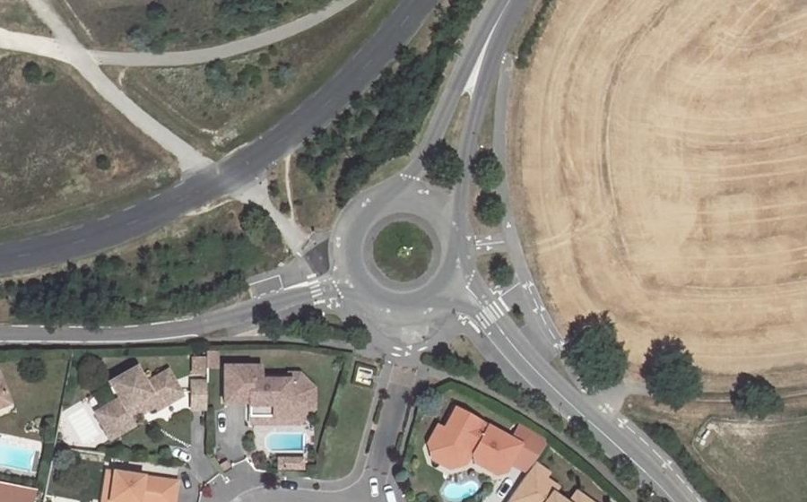 Vue aérienne du Rond-point anonyme n°134210421