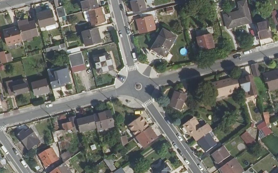 Vue aérienne du Rond-point anonyme n°134275397