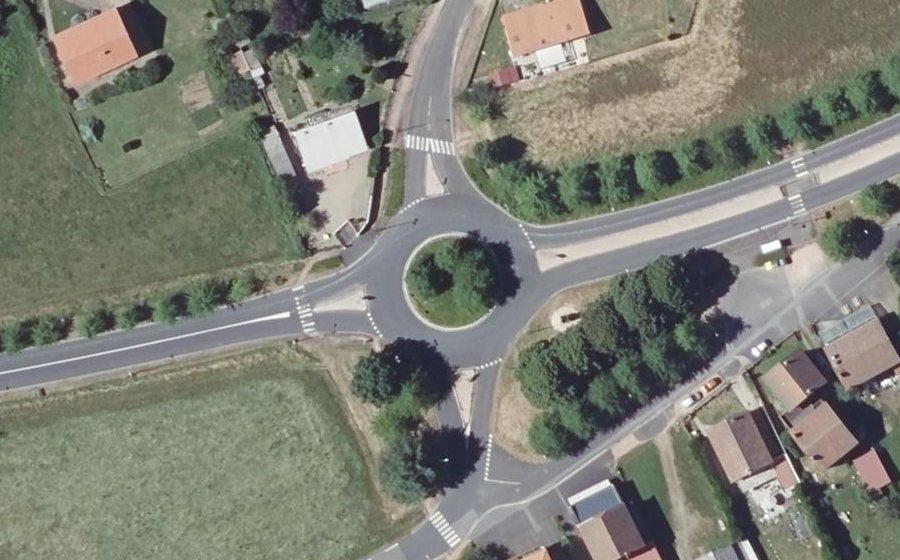Vue aérienne du Rond-point anonyme n°134279029