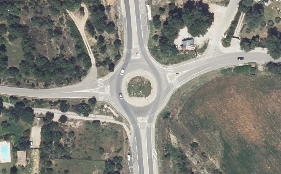Vue aérienne du Rond-point anonyme n°134288629